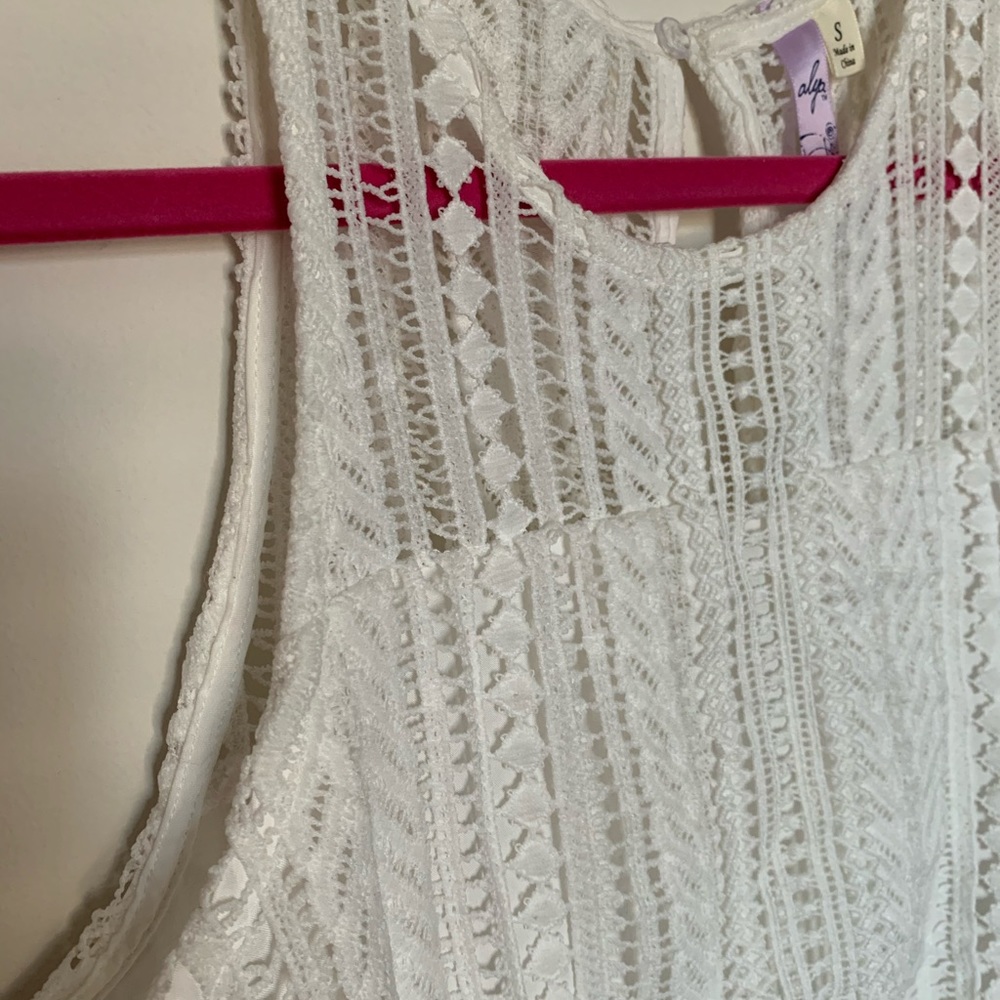 White keyhole peplum tank